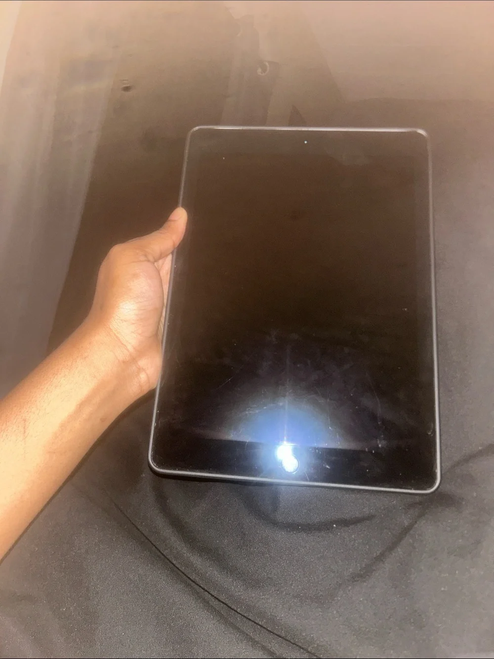 Sleek Black Tablet - Portable Entertainment & Productivity